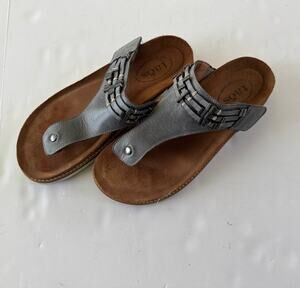 Taos Footwear Gray Leather Thong Sandals with Brown Footbed